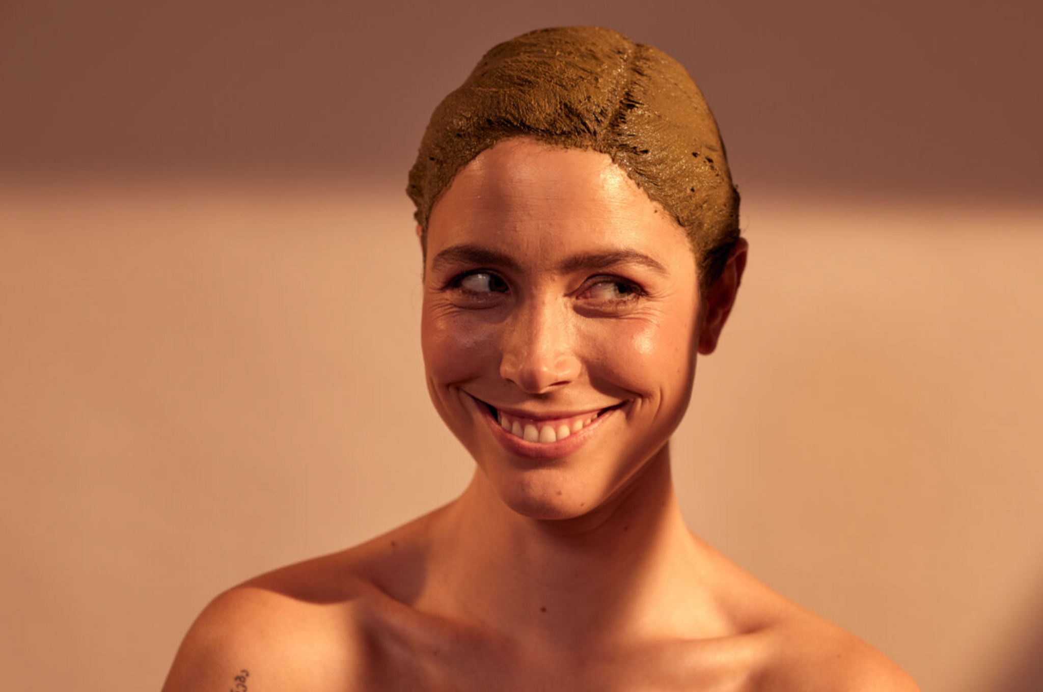 Kann ich Pflanzenhaarfarbe auch auf trockenem Haar auftragen?