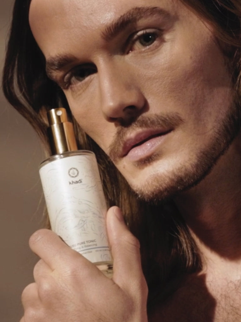 khadi Anwendung – Tonic auftragen mit achtsamen Bewegungen