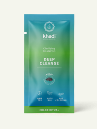Model benutzt Tiefenreinigungs-Shampoo von Khadi