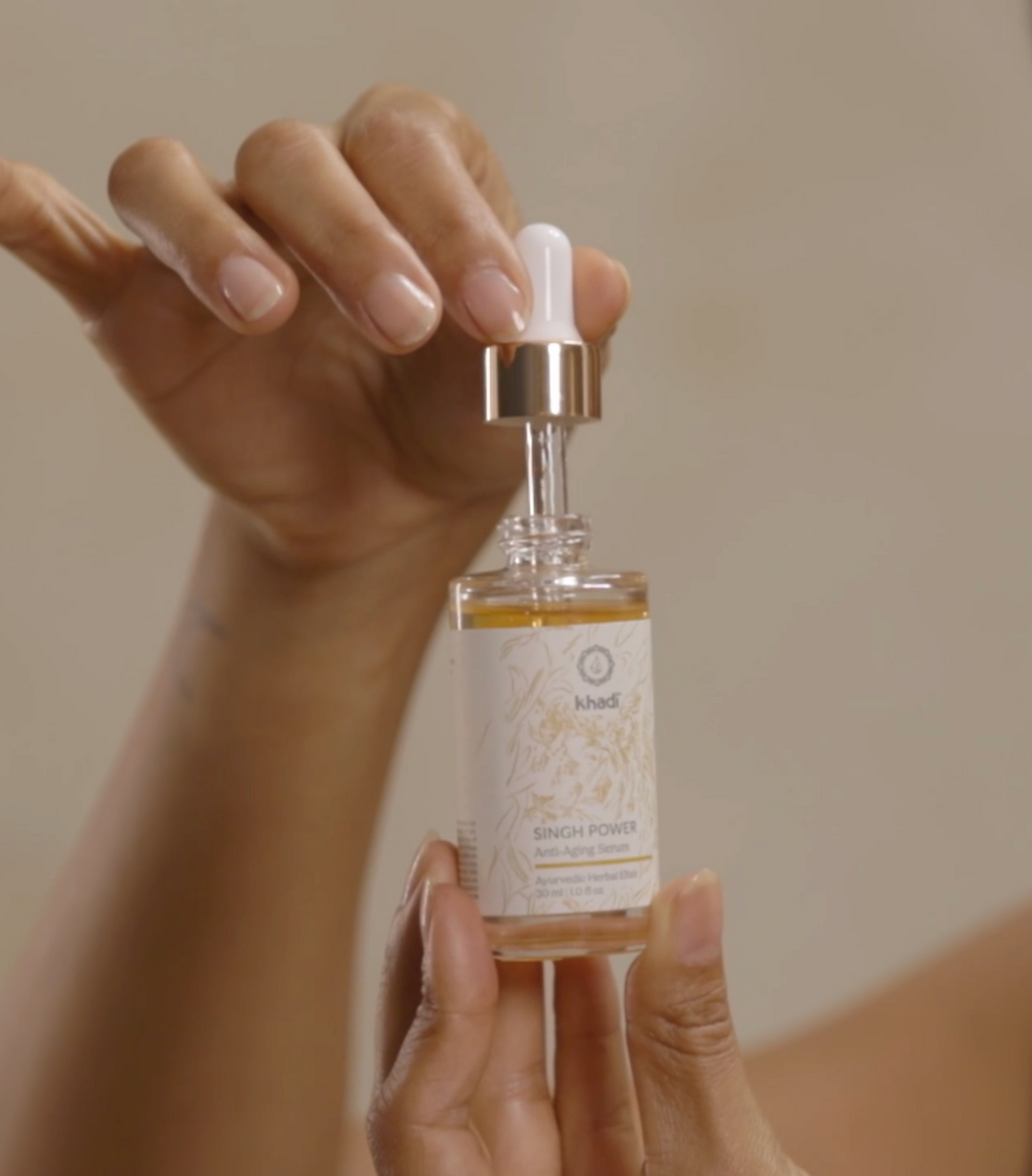 Anwendung eines khadi Produkts – natürliche Pflege in Aktion
