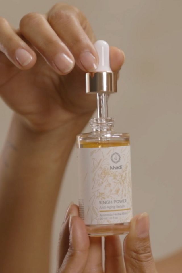 Anwendung eines khadi Produkts – natürliche Pflege in Aktion