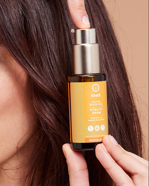 Bild von Orange Vitality Haaröl Anwendung, Handmodell von Khadi