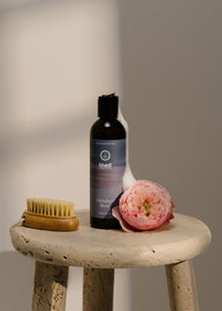 Stillleben mit dem Ayurveda Everyday Himalaya Rose Bodywash – erlebe das Gleichgewicht Deiner Sinne mit dieser aromatischen Körperpflege.