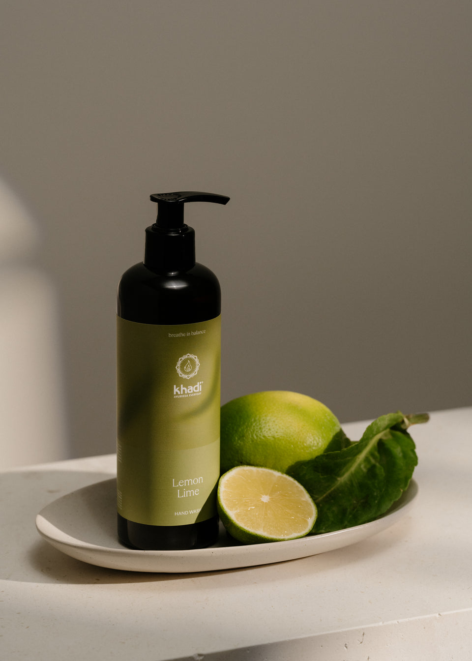 Kreatives Stillleben der Ayurveda Everyday Lemon Lime Handseife – sanfte und revitalisierende Reinigung für die Hände.