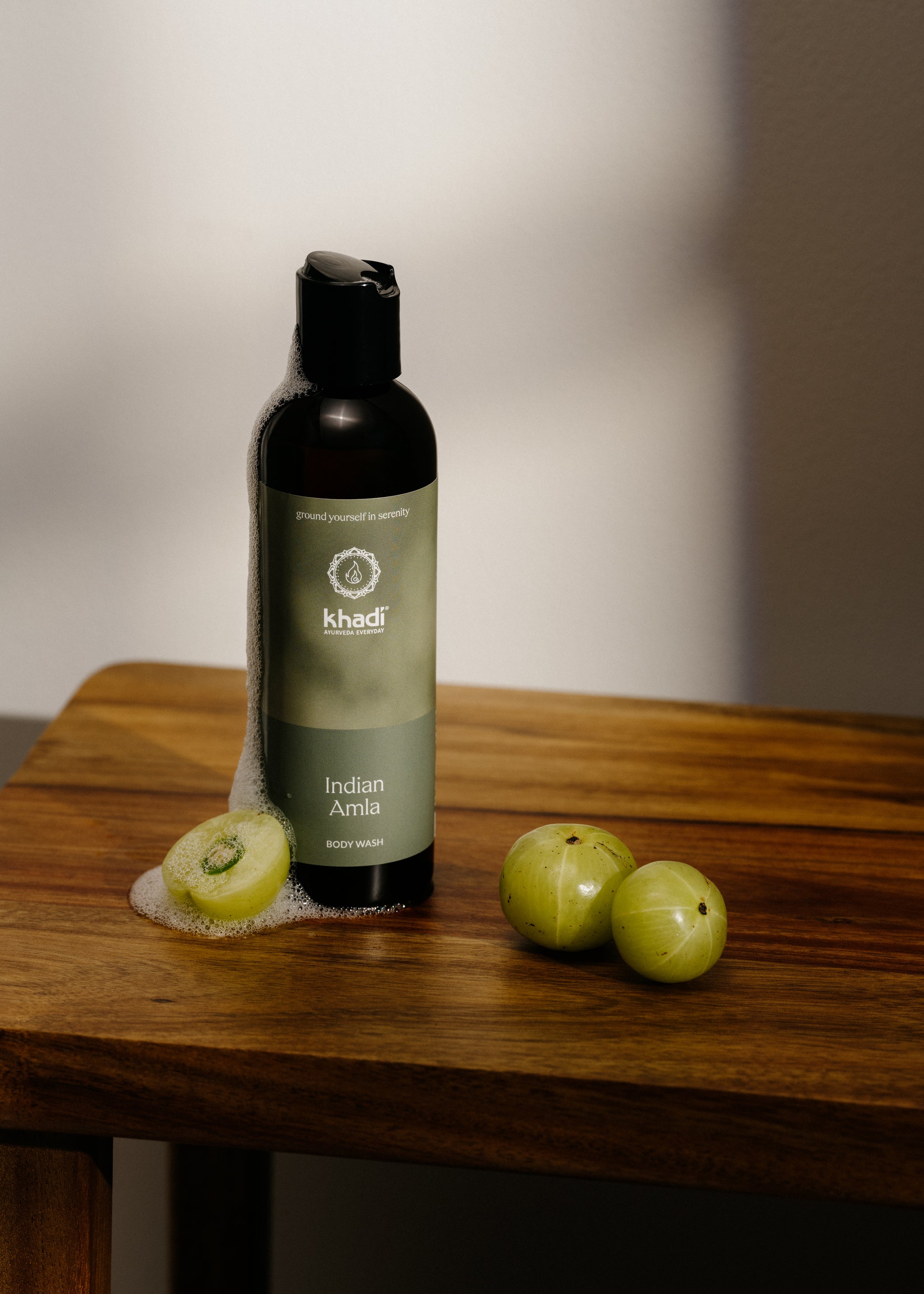 Stillleben mit Ayurveda Everyday Indian Amla Bodywash – pflegende Körperreinigung für Vitalität und Energie.