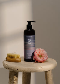 Kreative Darstellung der Ayurveda Everyday Himalaya Rose Handseife – Ayurvedische Pflege, die Deine Hände verwöhnt.