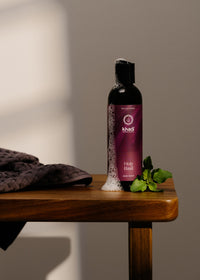 Kreatives Stillleben des Ayurveda Everyday Holy Basil Bodywash – ein aromatisches Erlebnis für Körper und Geist.
