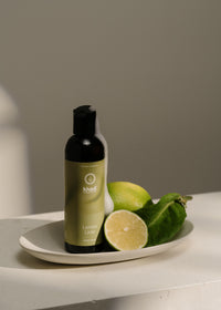 Kreative Szene mit Ayurveda Everyday Lemon Lime Bodywash – erfrischendes Dufterlebnis für Energie und Inspiration.