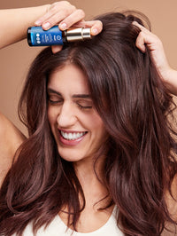Bild von Neem Harmony Haar- und Kopfhautöl, Modell mit Haaren von Khadi