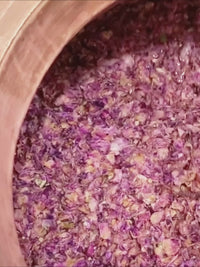 Video von Rosenblüten als natürliche Zutat