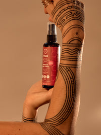 Bild von wonder hair tonic, Model mit dem Produkt