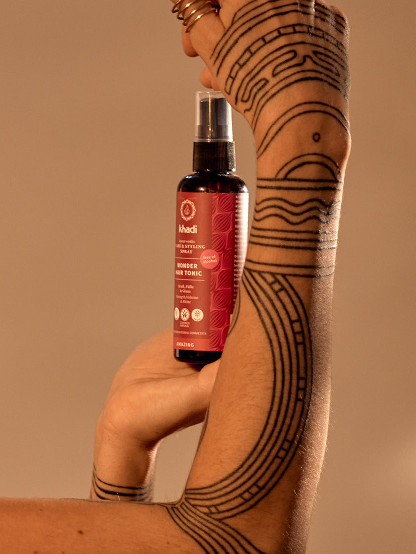 Bild von wonder hair tonic, Model zeigt das Produkt in der Hand